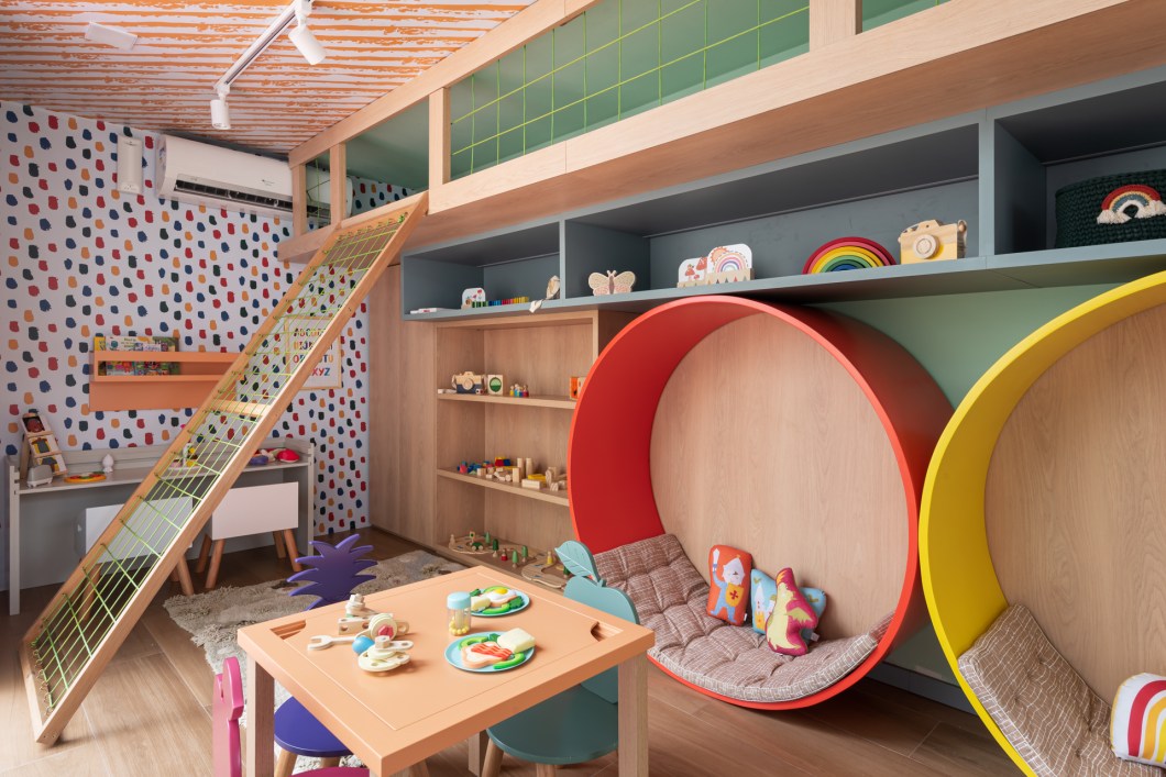 Vivyan Modesto - Lounge Kids. Diversão, acessibilidade, segurança e ludicidade não faltam neste espaço de 30 m², pensado para os pequenos compartilharem momentos incríveis inspirado nas bucólicas casas nas árvores. O ambiente desenvolvido pela arquiteta especialista em projetos infantis tem como conceito “casinha na árvore”, reforçando a inspiração do imaginário infantil. Destaque para o colorido da marcenaria toda desenhada pela profissional e na riqueza de detalhes dos brinquedos. O tema “Infinito Particular” está inserido como forma de um desejo guardado no coração de muitos adultos. O espaço é 100% reutilizável e foi desenvolvido em um container. Vivyan Modesto - Lounge Kids. Diversão, acessibilidade, segurança e ludicidade não faltam neste espaço de 30 m², pensado para os pequenos compartilharem momentos incríveis inspirado nas bucólicas casas nas árvores. O ambiente desenvolvido pela arquiteta especialista em projetos infantis tem como conceito “casinha na árvore”, reforçando a inspiração do imaginário infantil. Destaque para o colorido da marcenaria toda desenhada pela profissional e na riqueza de detalhes dos brinquedos. O tema “Infinito Particular” está inserido como forma de um desejo guardado no coração de muitos adultos. O espaço é 100% reutilizável e foi desenvolvido em um container.