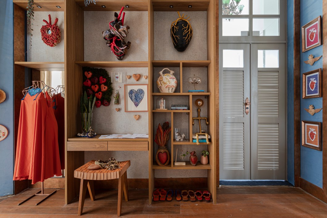 Kelly Ribeiro - Atelier Criativo: Arte & Afeto. A arquiteta se inspirou nas emoções para montar este espaço: um ambiente criado para trazer sentimento, delicadeza e acolhimento para as pessoas que passarem por ele, valorizando o poético e a arte nos objetos feitos à mão, além de mostrar a versatilidade dos materiais. O projeto reúne vários artistas, com diversidades de criações, homenageando todos os envolvidos. Kelly Ribeiro - Atelier Criativo: Arte & Afeto. A arquiteta se inspirou nas emoções para montar este espaço: um ambiente criado para trazer sentimento, delicadeza e acolhimento para as pessoas que passarem por ele, valorizando o poético e a arte nos objetos feitos à mão, além de mostrar a versatilidade dos materiais. O projeto reúne vários artistas, com diversidades de criações, homenageando todos os envolvidos.