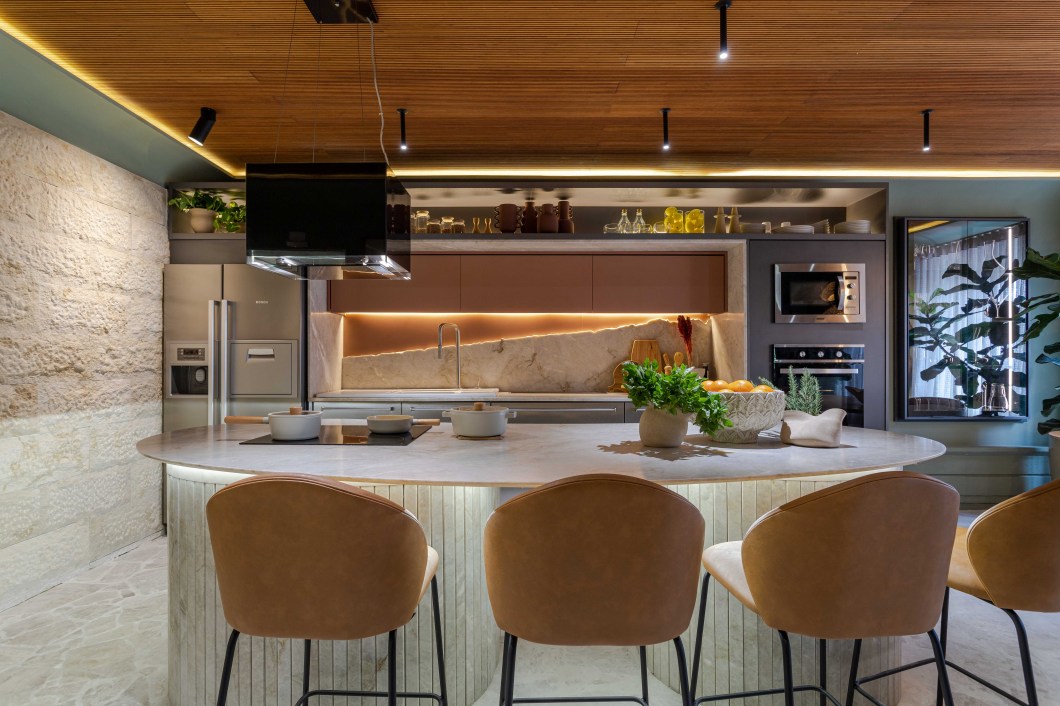 Luiz Marcel e Jota Lisboa - il cuore della casa. Os traços neoclássicos do casarão do início do século passado inspiraram os designers do escritório DDesign a descortinarem o seu infinito particular por meio de uma viagem ao velho continente, em busca de uma identidade toscana para a cozinha de 35 m², denominada ‘Il Cuore Della Casa’. Para esta edição da CASACOR Sergipe, a dupla utilizou materiais naturais, formas orgânicas e tons neutros e terrosos, que caminham no espaço e no tempo, em direção a uma cozinha moderna e funcional, evocando a tradição onde o coração da casa abraça. Luiz Marcel e Jota Lisboa - il cuore della casa. Os traços neoclássicos do casarão do início do século passado inspiraram os designers do escritório DDesign a descortinarem o seu infinito particular por meio de uma viagem ao velho continente, em busca de uma identidade toscana para a cozinha de 35 m², denominada ‘Il Cuore Della Casa’. Para esta edição da CASACOR Sergipe, a dupla utilizou materiais naturais, formas orgânicas e tons neutros e terrosos, que caminham no espaço e no tempo, em direção a uma cozinha moderna e funcional, evocando a tradição onde o coração da casa abraça.