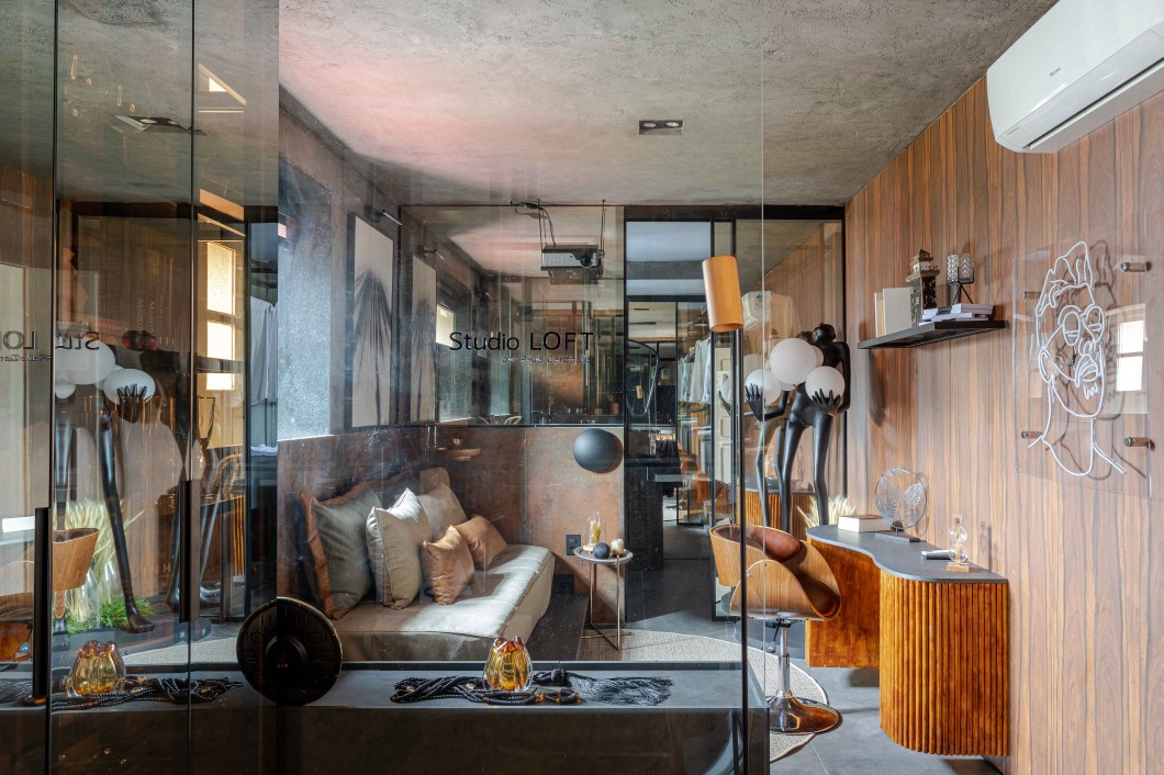 Paula Cardinalle Nunes Aragão - Studio Loft. Moderno, jovem e cheio de estilo. Assim se resume o ambiente, que traz a versatilidade dos materiais tecnológicos e uma criativa execução do projeto. Com 17 anos de atuação no mercado sergipano, a arquiteta aposta num ambiente compacto, sem abrir mão do conforto e de todas as necessidades de um homem solteiro que trabalha, estuda, pratica esportes, é amante do vinho, da leitura e precisa reunir toda essa rotina no seu infinito particular. Paula Cardinalle Nunes Aragão - Studio Loft. Moderno, jovem e cheio de estilo. Assim se resume o ambiente, que traz a versatilidade dos materiais tecnológicos e uma criativa execução do projeto. Com 17 anos de atuação no mercado sergipano, a arquiteta aposta num ambiente compacto, sem abrir mão do conforto e de todas as necessidades de um homem solteiro que trabalha, estuda, pratica esportes, é amante do vinho, da leitura e precisa reunir toda essa rotina no seu infinito particular.
