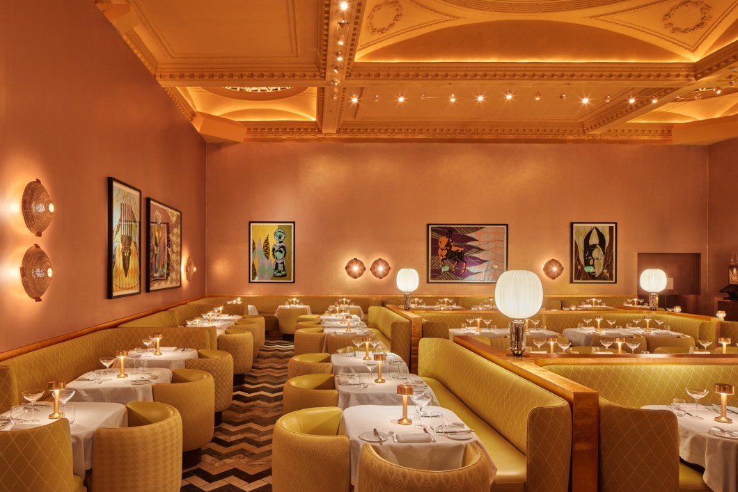 Para construir um ambiente que ecoasse as obras de Yinka penduradas nas paredes do The Gallery Sketch, um restaurante em Londres, India Mahdavi colaborou com artesãos da África, como a senegalesa Aissa Dione, para enfatizar as texturas e os padrões das obras. O francês Pierre Frey e o italiano Rubelli também colaboraram na criação de tecidos. As luminárias de parede – feitas à mão – foram produzidas por Inès Bressand, que trabalha com tecelões em Gana. Já o papel de parede, vibrante e brilhante, foi feito em colaboração com Gournay. Para construir um ambiente que ecoasse as obras de Yinka penduradas nas paredes do The Gallery Sketch, um restaurante em Londres, India Mahdavi colaborou com artesãos da África, como a senegalesa Aissa Dione, para enfatizar as texturas e os padrões das obras. O francês Pierre Frey e o italiano Rubelli também colaboraram na criação de tecidos. As luminárias de parede – feitas à mão – foram produzidas por Inès Bressand, que trabalha com tecelões em Gana. Já o papel de parede, vibrante e brilhante, foi feito em colaboração com Gournay.