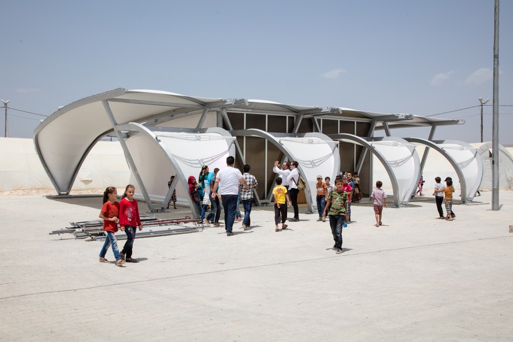 Tendas projetadas por Zaha Hadid Architects viram abrigos e escolas para refugiados