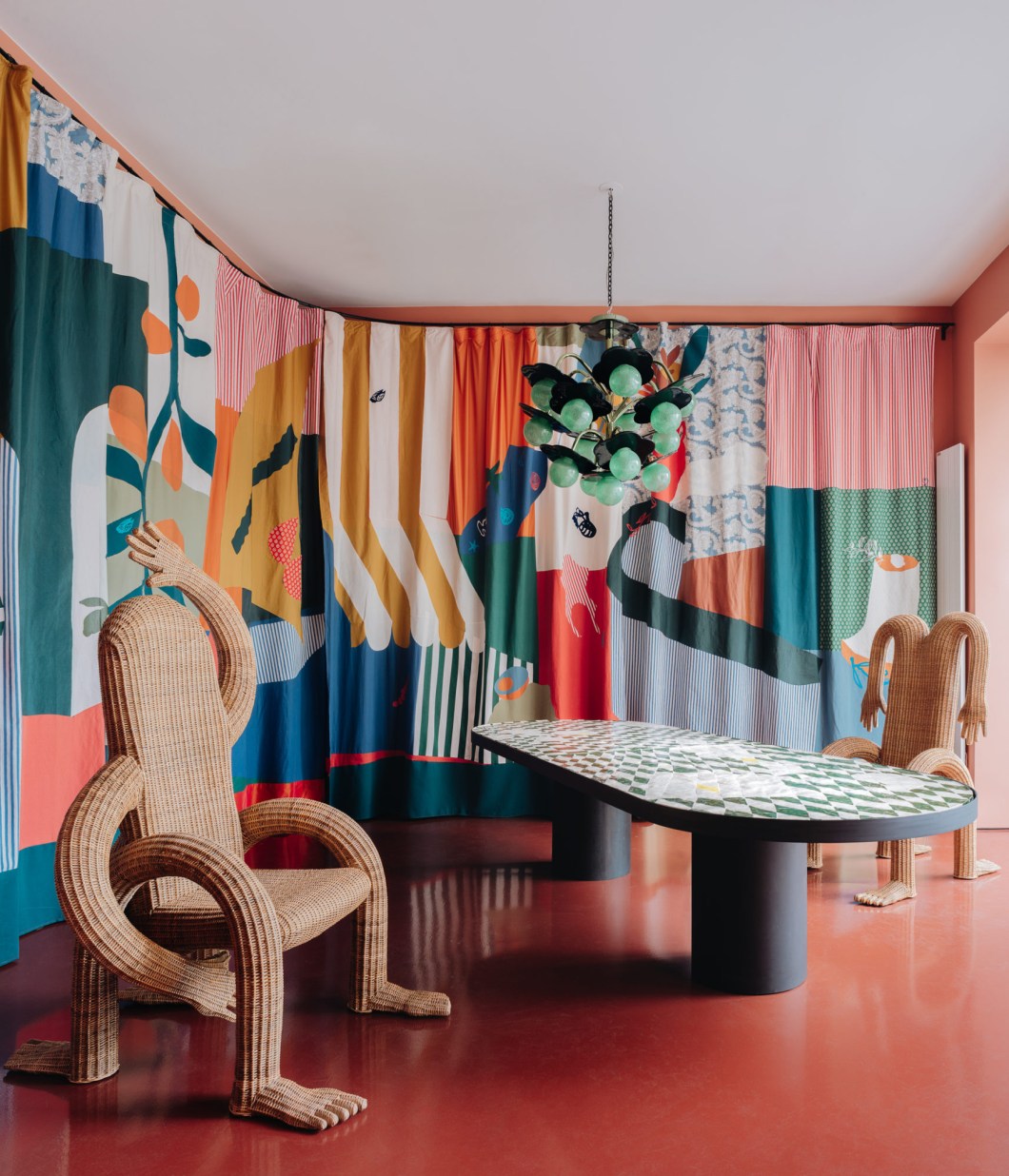 Ambiente criado para a segunda edição do Project Room, em Paris, em 2020. Aqui, a arquiteta buscou reunir designers consagrados e emergentes em uma homenagem ao outono, no projeto intitulado Feuille D'Automne. Destacam-se As cadeiras antropomórficas de vime de Chris Wolston, as cortinas de retalhos da Crafties, o lustre Clover e as cadeiras autorais assinadas pela própria India Mahdavi e a mesa de cerâmica quadriculada de Maximilien Pellet concebida especialmente para a Project Room. Ambiente criado para a segunda edição do Project Room, em Paris, em 2020. Aqui, a arquiteta buscou reunir designers consagrados e emergentes em uma homenagem ao outono, no projeto intitulado Feuille D'Automne. Destacam-se As cadeiras antropomórficas de vime de Chris Wolston, as cortinas de retalhos da Crafties, o lustre Clover e as cadeiras autorais assinadas pela própria India Mahdavi e a mesa de cerâmica quadriculada de Maximilien Pellet concebida especialmente para a Project Room.