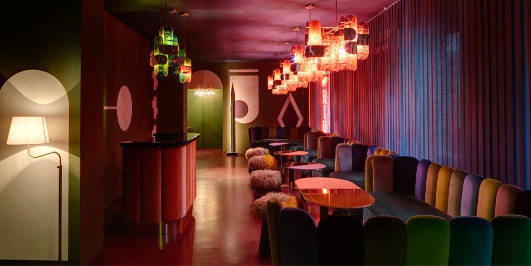 Chez Nina é um clube privado criado por India Mahdavi em Milão para Nina Yashar, fundadora da Galeria Nilufar. No espaço, banquetas de veludo colorido e mesas de vitrais desenhadas exclusivamente para o espaço contrastam com um mural de paisagens geométricas de seda produzido por Gournay. Destacam-se também as poltronas Gio Ponti, os pufes de Martino Gamer e a luminária de Lelli. Chez Nina é um clube privado criado por India Mahdavi em Milão para Nina Yashar, fundadora da Galeria Nilufar. No espaço, banquetas de veludo colorido e mesas de vitrais desenhadas exclusivamente para o espaço contrastam com um mural de paisagens geométricas de seda produzido por Gournay. Destacam-se também as poltronas Gio Ponti, os pufes de Martino Gamer e a luminária de Lelli.