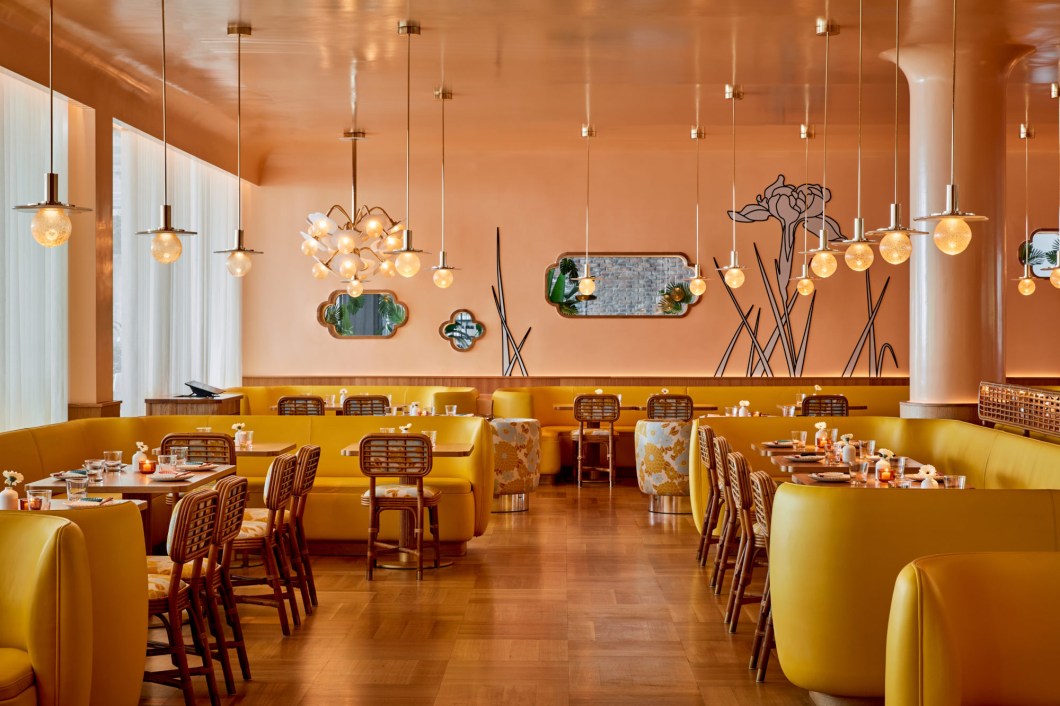 O restaurante Makato reabriu as portas em Bal Harbour, em Miami, com reforma comandada por India Mahdavi. O espaço, que reúne a brasserie francesa, o restaurante japonês e o dinner americano – tudo sob o mesmo teto – ganhou um esquema de cores suave e acolhedor de coral, açafrão e sândalo, que transmitem a sensação de pôr-do-sol. O restaurante Makato reabriu as portas em Bal Harbour, em Miami, com reforma comandada por India Mahdavi. O espaço, que reúne a brasserie francesa, o restaurante japonês e o dinner americano – tudo sob o mesmo teto – ganhou um esquema de cores suave e acolhedor de coral, açafrão e sândalo, que transmitem a sensação de pôr-do-sol.