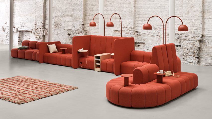 O designer sueco de assentos e móveis Blå Station abre seu showroom durante a Semana de Design de Estocolmo. A marca apresenta seu mobiliário clássico moderno, bem como seus últimos lançamentos para 2023, incluindo a cadeira OM desenhada por Johan Ansander, uma versão estofada da cadeira Maximus e as novas mesas Turn.