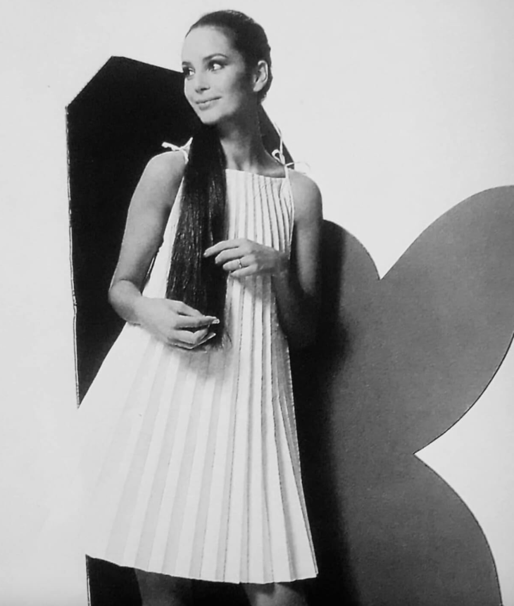 Captura de Tela 2023-02-03 às 15.16.05 O vestido de papel é uma criação da Paco Rabanne em 1967.