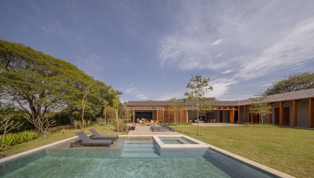 Residência Haras Larissa III - casa de campo em L assinada por Gui Mattos Arquitetura