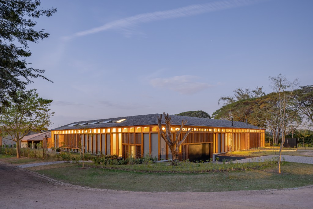 Residência Haras Larissa III - casa de campo em L assinada por Gui Mattos Arquitetura