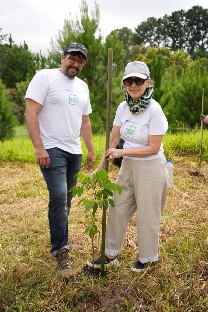 CASACOR + Carbon Free Brasil realiza compensação de carbono com plantio de 1.087 árvores