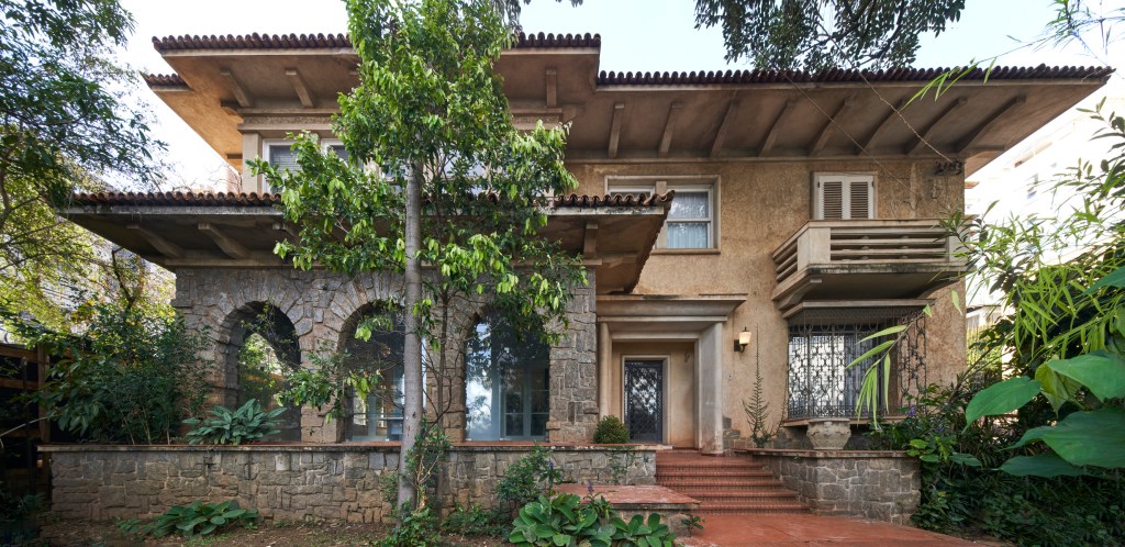 A 28ª edição da CASACOR Minas Gerais acontecerá em um conjunto de casas localizadas no bairro Santo Antônio, em Belo Horizonte. A principal delas será a Casa Ferolla, um casarão que fica na Rua São Domingos do Prata, 631. Local / endereço / sede da CASACOR Minas Gerais