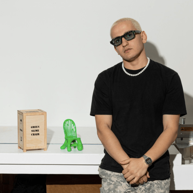 Loja pop-up de Gustavo Barroso traz colecionáveis e miniaturas exclusivas de cadeiras