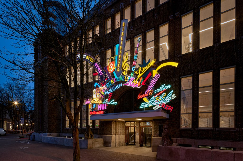 livraria pública, letreiro luminoso