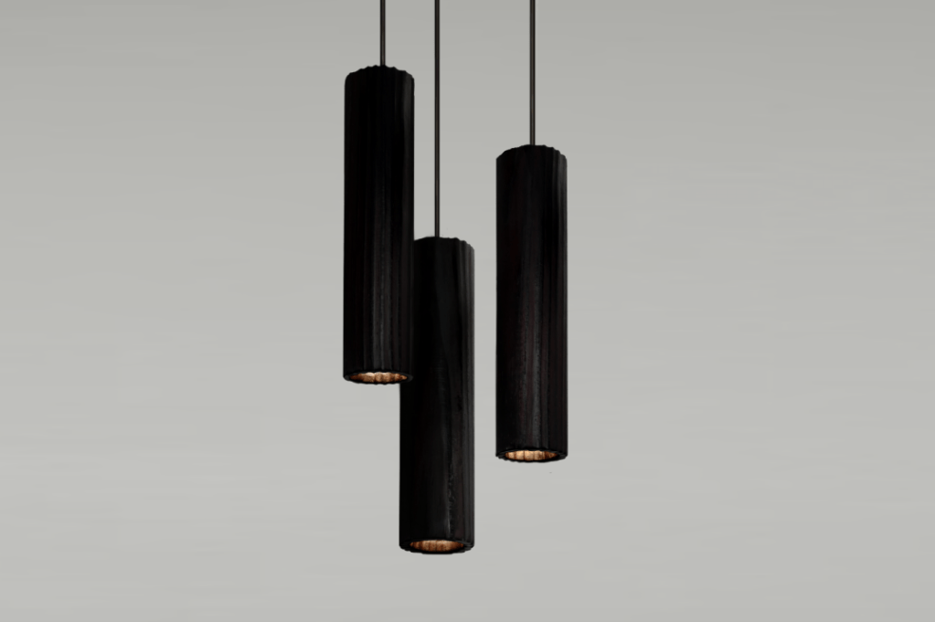 Captura de Tela 2023-04-27 às 12.25.49 Luminárias de madeira carbonizada são um parceira da LABLUZ com a designer Noemi Saga.