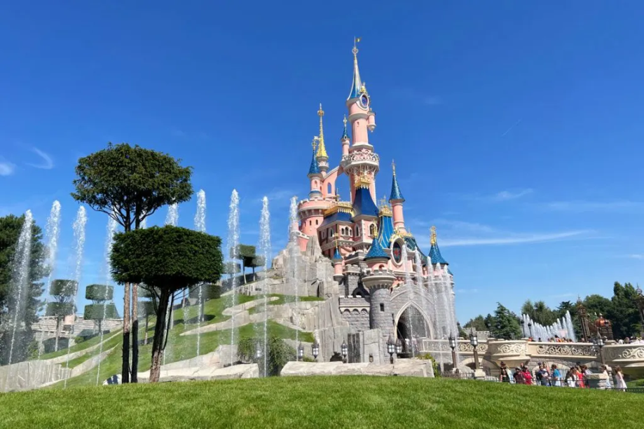 5º) Disneyland Paris - França