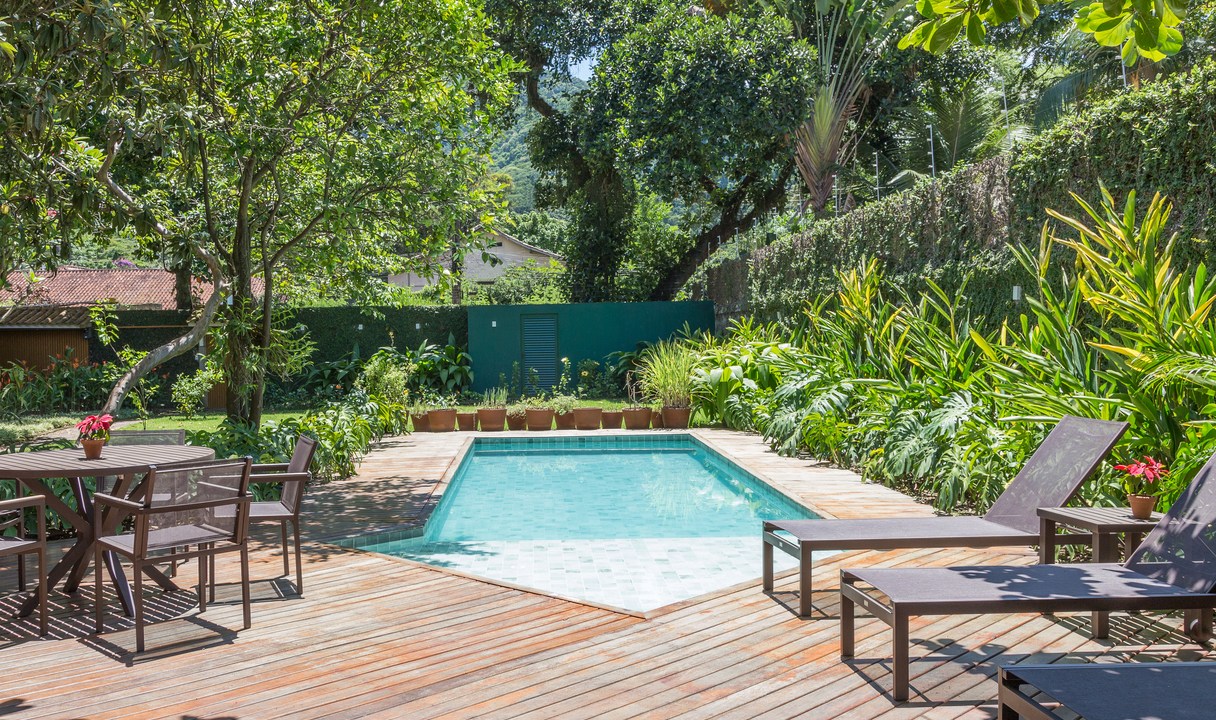 Paisagismo de 600 m² cria espaços de convivência em casa no Rio de Janeiro. Projeto da arquiteta Gizelle Leite.