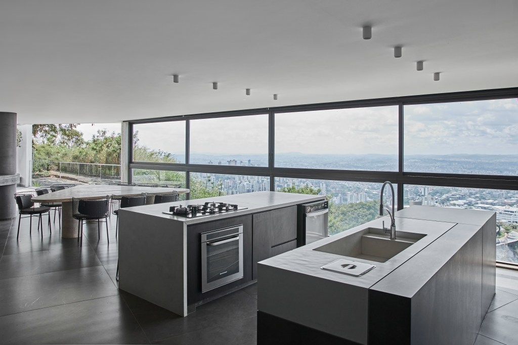 Espaço gourmet vista 180º Belo Horizonte Estudio Sala decoração cinza casacor cozinha mesa cadeira ilha bancada