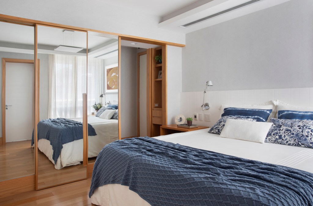 Grande adega marcenaria multiuso apê 230 m² Studio 021 Arquitetura decoração quarto casal cabeceira branco azul cama quadro closet