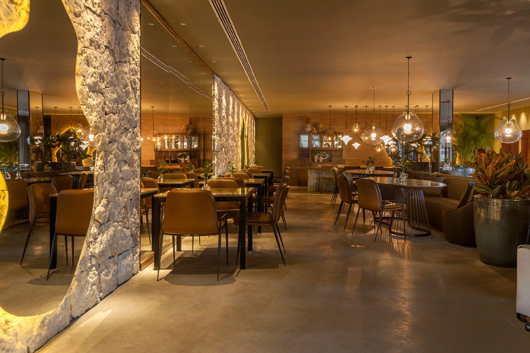 A+ Arquitetura - Restaurante. Os arquitetos Fabíola Naoum e Wilker Godoi apresentam o Restaurante Juá, projetado para transformar momentos em verdadeiras experiências, tanto gastronômicas quanto sensoriais, harmonizando passado e presente,resgatando memórias e tornando o momento atual em algo inesquecível. Foram utilizados materiais e elementos que são formados pelo tempo e permanecem por gerações, tais como couro, concreto, espelhos, vidro e tecidos. Além disso, plantas naturais e recursos apropriados de iluminação proporcionam elegância e beleza tanto no ambiente interno quanto nas áreas externas do espaço. A+ Arquitetura - Restaurante. Os arquitetos Fabíola Naoum e Wilker Godoi apresentam o Restaurante Juá, projetado para transformar momentos em verdadeiras experiências, tanto gastronômicas quanto sensoriais, harmonizando passado e presente,resgatando memórias e tornando o momento atual em algo inesquecível. Foram utilizados materiais e elementos que são formados pelo tempo e permanecem por gerações, tais como couro, concreto, espelhos, vidro e tecidos. Além disso, plantas naturais e recursos apropriados de iluminação proporcionam elegância e beleza tanto no ambiente interno quanto nas áreas externas do espaço.