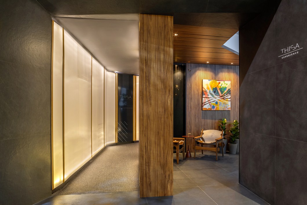 Allan Sávio Arquitetura - Thisa Experience. Neste ambiente desenvolvido para a Thisa Incorporação e Inovação, os arquitetos Allan Sávio, Laís Dalago de Oliveira, Ana Clara Pires Martins e Milena Rostirolla projetaram um espaço que é uma experiência arquitetônica, colocando o visitante em contato com projetos de arquitetura de casas de alto luxo por meio de imagens em um circuito que conduz para o Lounge Imersivo, onde as imagens projetadas e o ambiente construído se complementam. Allan Sávio Arquitetura - Thisa Experience. Neste ambiente desenvolvido para a Thisa Incorporação e Inovação, os arquitetos Allan Sávio, Laís Dalago de Oliveira, Ana Clara Pires Martins e Milena Rostirolla projetaram um espaço que é uma experiência arquitetônica, colocando o visitante em contato com projetos de arquitetura de casas de alto luxo por meio de imagens em um circuito que conduz para o Lounge Imersivo, onde as imagens projetadas e o ambiente construído se complementam.