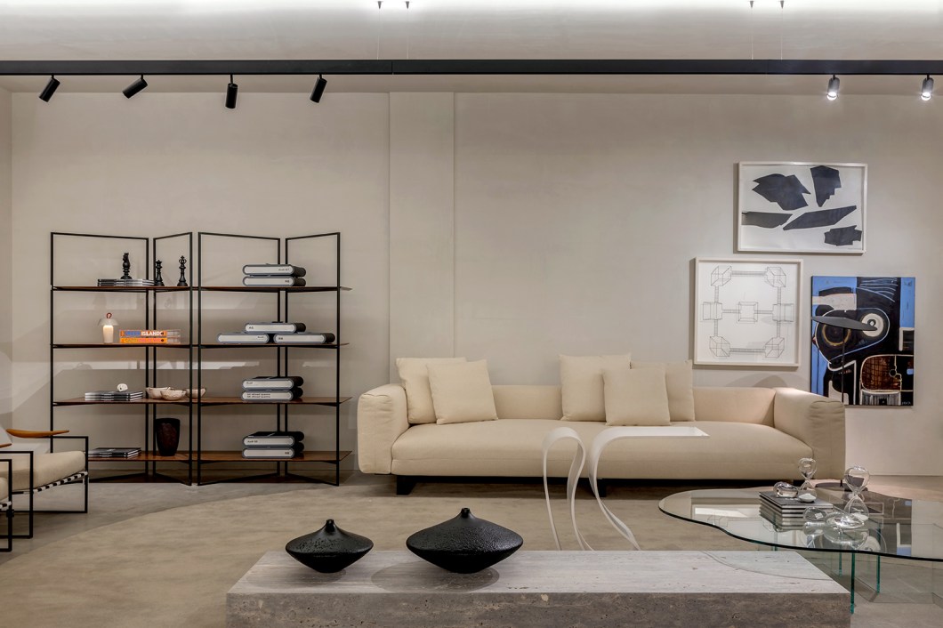 Sammea Vilarinho - Lounge Garagem. A arquiteta e urbanista assina, em sua segunda edição participação na CASACOR, um lounge de 114 m² inspirado no conceito House Of Progress, que se caracteriza por um design reduzido, comunicação clara, atmosfera convidativa e, claro, centrado no ser humano. Com um layout mais leve, um bar/estante iluminado foi posicionado estrategicamente no ambiente, representando um espaço para receber amigos, trabalhar, guardar e recarregar o carro. Em conjunto, mobiliários assinados por Oscar Niemeyer, Jorge Zalszupin e Marcus Ferreira, e adornos da ceramista Luciana Cravo complementam o ambiente. Cores neutras, mármore preto e iluminação do designer Fernando Prado, emolduram o espaço. Sammea Vilarinho - Lounge Garagem. A arquiteta e urbanista assina, em sua segunda edição participação na CASACOR, um lounge de 114 m² inspirado no conceito House Of Progress, que se caracteriza por um design reduzido, comunicação clara, atmosfera convidativa e, claro, centrado no ser humano. Com um layout mais leve, um bar/estante iluminado foi posicionado estrategicamente no ambiente, representando um espaço para receber amigos, trabalhar, guardar e recarregar o carro. Em conjunto, mobiliários assinados por Oscar Niemeyer, Jorge Zalszupin e Marcus Ferreira, e adornos da ceramista Luciana Cravo complementam o ambiente. Cores neutras, mármore preto e iluminação do designer Fernando Prado, emolduram o espaço.