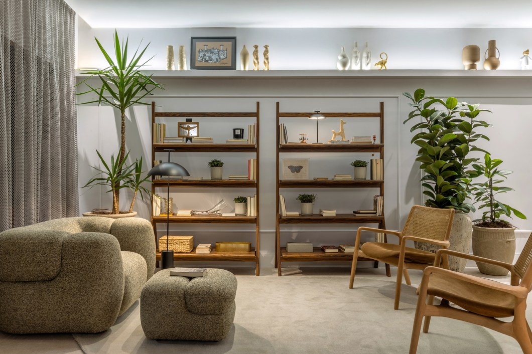 Tayná Gonçalves - Varanda do Anfitrião. A arquiteta propõe um ambiente para famílias que amam receber em casa e apreciam o espaço doméstico. Assim, o projeto apresenta um espaço para estar de corpo e alma dentro de casa. Baseando-se na arquitetura clássica contemporânea e nas formas geométricas retas, o projeto proporciona uma sensação de equilíbrio, paz e transmite segurança. Nas paredes, janelas falsas com cortinas trazem o externo para dentro e complementam o frescor trazido por vasos e plantas nativas. Além disso, as paredes receberam boiseries e rodapés remetendo ao clássico. Cores neutras como o cinza claro nas paredes destacam as cores fortes nos mobiliários e adornos. Tayná Gonçalves - Varanda do Anfitrião. A arquiteta propõe um ambiente para famílias que amam receber em casa e apreciam o espaço doméstico. Assim, o projeto apresenta um espaço para estar de corpo e alma dentro de casa. Baseando-se na arquitetura clássica contemporânea e nas formas geométricas retas, o projeto proporciona uma sensação de equilíbrio, paz e transmite segurança. Nas paredes, janelas falsas com cortinas trazem o externo para dentro e complementam o frescor trazido por vasos e plantas nativas. Além disso, as paredes receberam boiseries e rodapés remetendo ao clássico. Cores neutras como o cinza claro nas paredes destacam as cores fortes nos mobiliários e adornos.