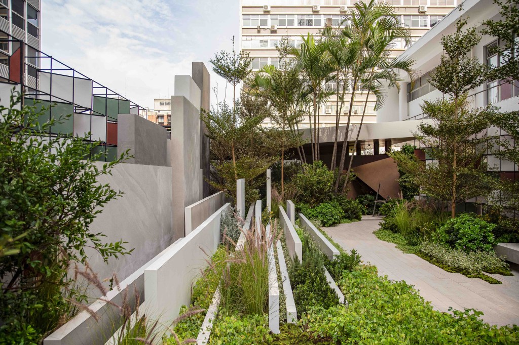 alex-hanazaki-origens-portinari-casacor-sao-paulo-2023-credito-uri-serodio (9) Alex Hanazaki - Origens Portinari por Alex Hanazaki. Projeto da CASACOR São Paulo 2023. Na foto, jardim no rooftop com peças cerâmicas.