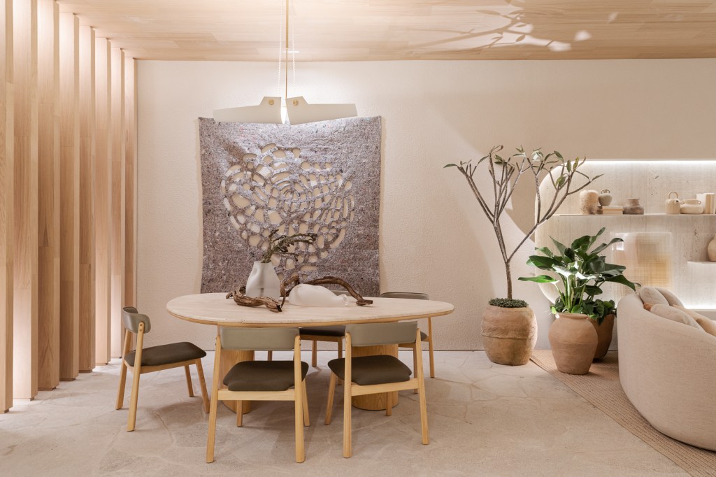 Figueiredo Fischer Arquitetos – Casa Lider. Projeto da CASACOR São Paulo 2023. Figueiredo Fischer Arquitetos - Casa Lider. Projeto da CASACOR São Paulo 2023. Na foto, sala de jantar com mesa de madeira, tapeçaria e cerâmica.