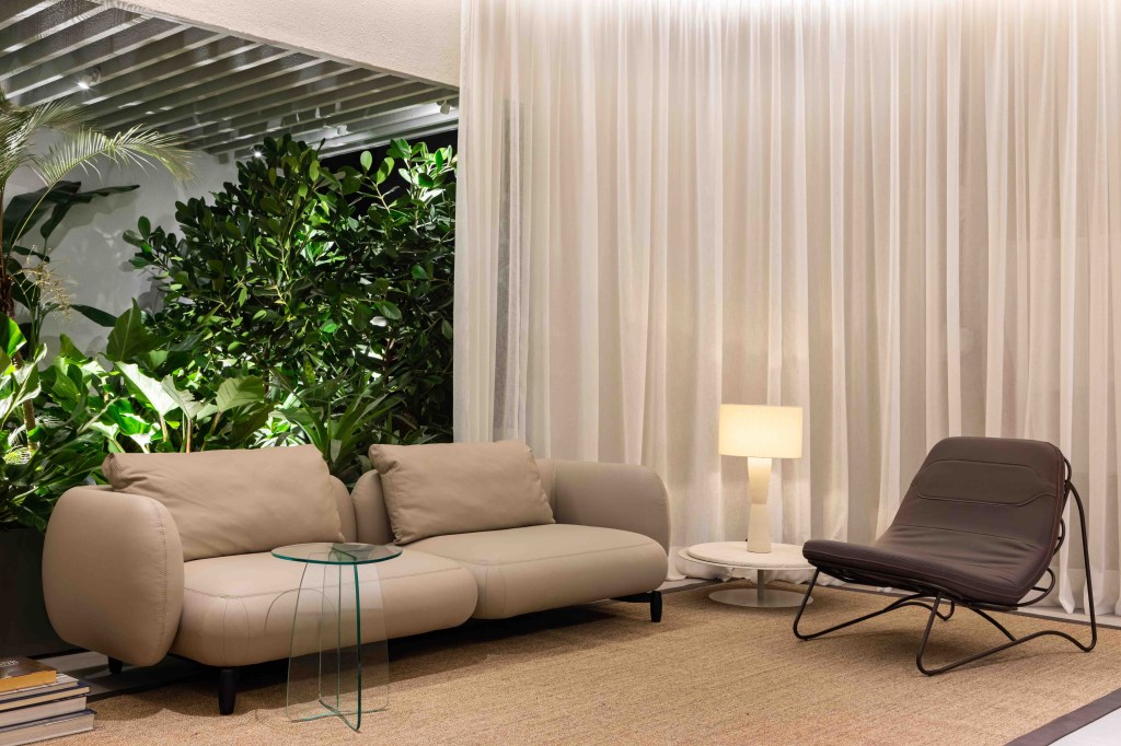Juarez Cruz Interiores + - Casa Wenge. Projeto da CASACOR São Paulo 2023. Na foto, sala com sofá, tapete, cortina e mesa.