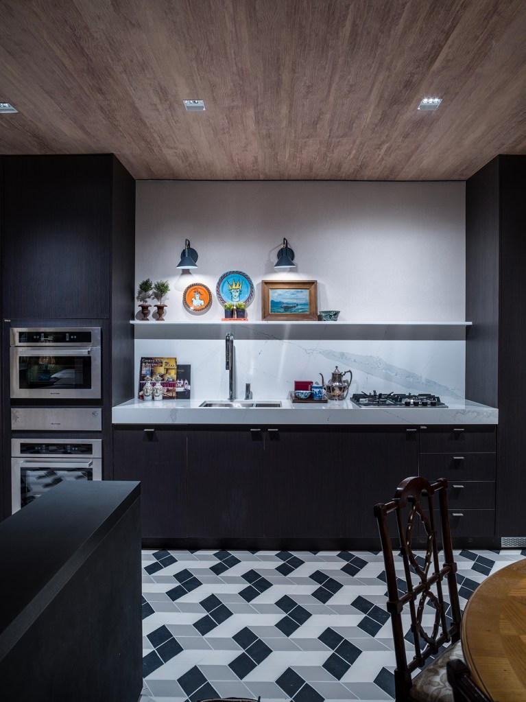 Luiz Otávio Debeus - Pied-à-Terre São Paulo. Projeto da CASACOR São Paulo 2023. Na foto, cozinha com piso estampado, teto amadeirado e obras de arte.