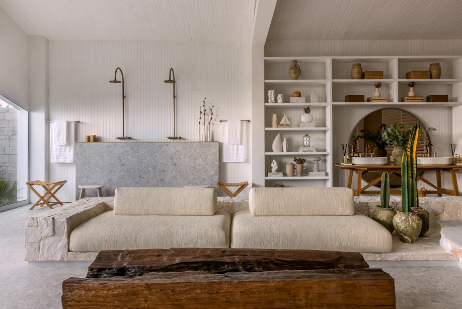 Nando Nunes - Morada Deca. Inspirado na arquitetura mediterrânea, o espaço exalta o acolhimento à nossa principal morada: o corpo. A paleta clara cria um ambiente atemporal, eterno, e mostra como o simples é o verdadeiro caminho para a sofisticação. Os tons suaves proporcionam paz e harmonia nesse reencontro do ser, da alma e do corpo. A curadoria dos móveis reúne criações dos designers Sérgio Rodrigues e Fernando Mendes e da marca Etel. E, para a decoração, o profissional elegeu elementos que proporcionam equilíbrio aos cinco sentidos, possibilitando que o ser experimente como é essencial