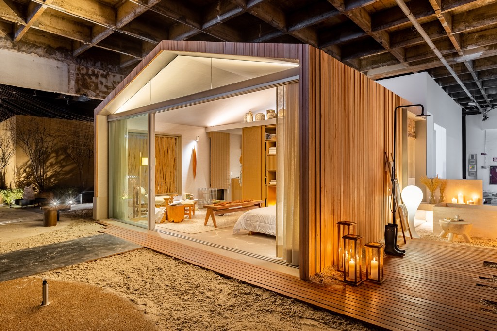 rafa-zampini-casa-almar-casacor-sao-paulo-2023-credito-jp-imagem (10) Rafa Zampini - Casa Almar. Projeto da CASACOR São Paulo 2023. Na foto, casa modular com jardim, materiais naturais e vidro. Banheira externa e deque.