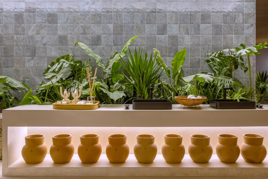Mariana Mendonça - Remanso. A arquiteta apresenta um ambiente de 98 m² em estilo slow living e que traz o conceito wabi-sabi – incorporando o modesto e o simples na decoração, um convite a uma experiência de relaxamento, por meio da valorização do imperfeito e com base no zen-budismo. Por meio de elementos naturais como água, pedra, fogo, fibras naturais, barro e cerâmicas, histórias são tecidas para lembrar que corpo e morada devem ser a extensão um do outro e precisam estar em sintonia. Cores neutras, textura rústica nas paredes, iluminação indireta, fibras naturais e paisagismo com vegetação nativa dão cara ao ambiente. Destaque para as premiadas peças da Coleção Coralinas, do artista goiano Marcus Camargo em parceria com a Associação Mulheres Coralinas.
