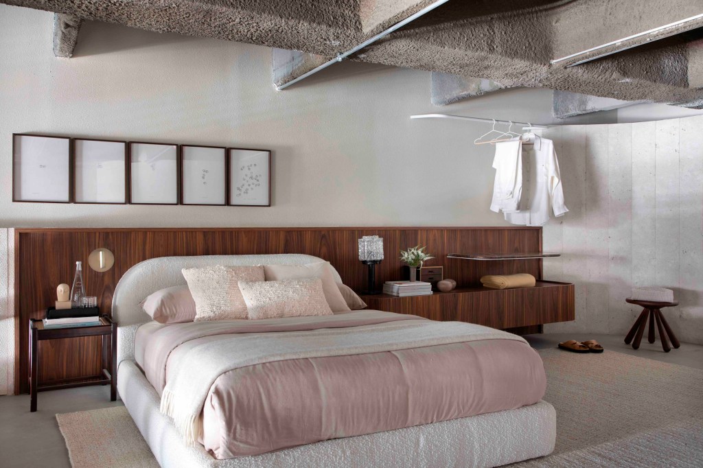 ticiane-lima-loft-interno-casacor-sao-paulo-2023-credito-mca-estudio (11) Ticiane Lima - Loft (In)terno. Projeto da CASACOR São Paulo 2023. Na foto, quarto com cabeceira de madeira, quadro e madeira.