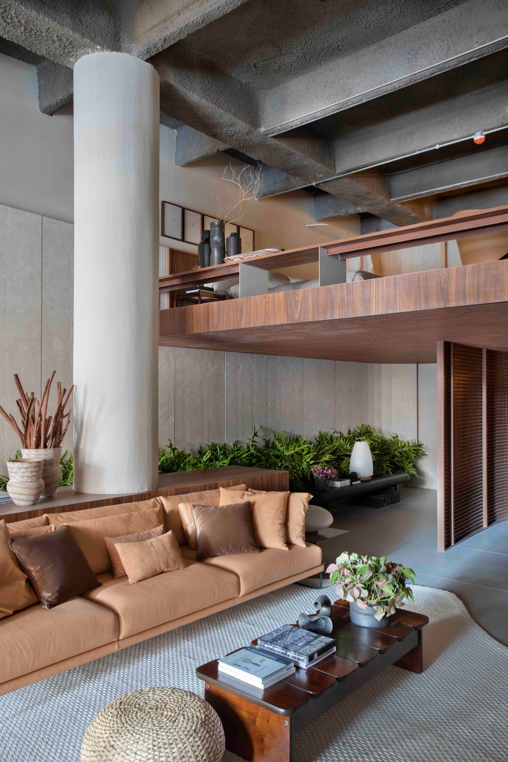 ticiane-lima-loft-interno-casacor-sao-paulo-2023-credito-mca-estudio (4) Ticiane Lima - Loft (In)terno. Projeto da CASACOR São Paulo 2023. Na foto, loft com sala de estar e quarto., Sofá, mesa e tapete.