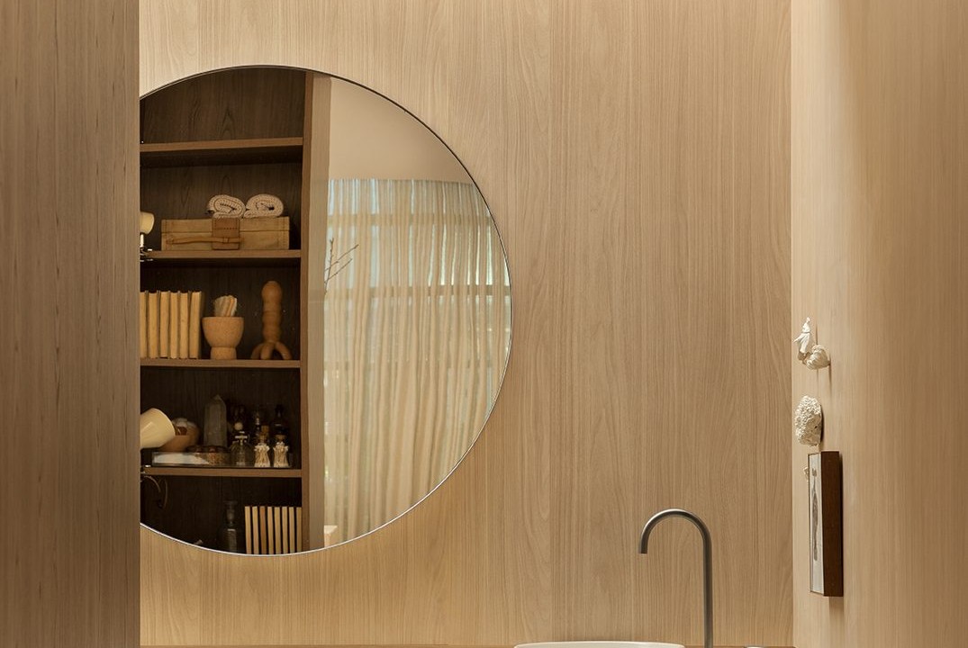 Très Arquitetura - Loft Celmar. Projeto da CASACOR São Paulo 2023. Na foto, banheiro com bancada de tijolinho e espelho redondo.