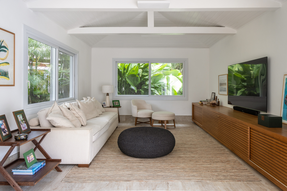 0879814bx Escritório STAL Arquitetura, de Alessandra Pinho e Stella Teixeira, assina casa de 600m², no Guarujá, litoral paulista.