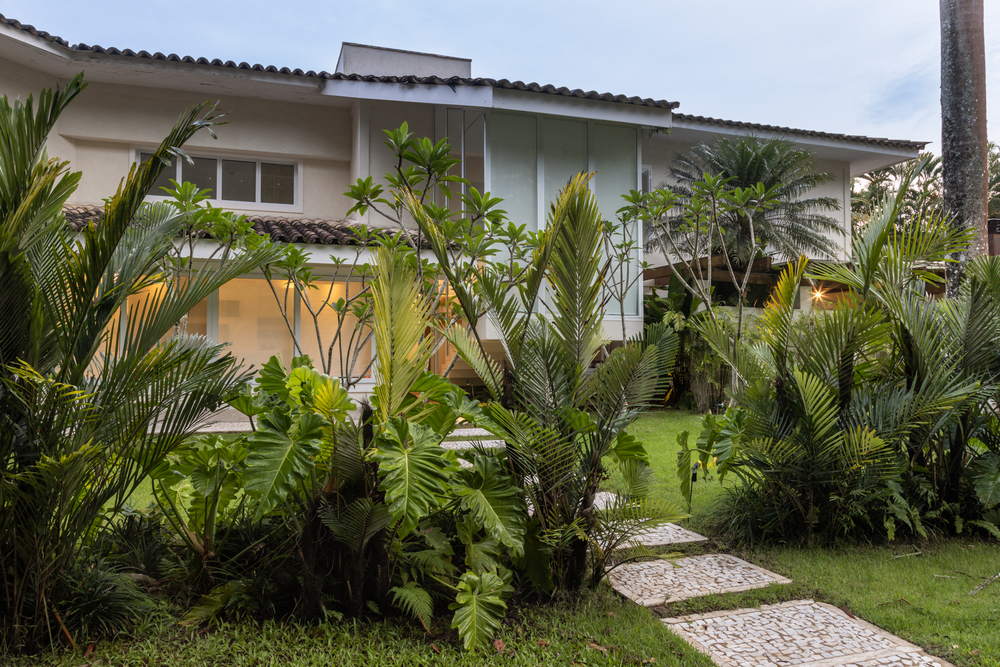 1310059bx Escritório STAL Arquitetura, de Alessandra Pinho e Stella Teixeira, assina casa de 600m², no Guarujá, litoral paulista.