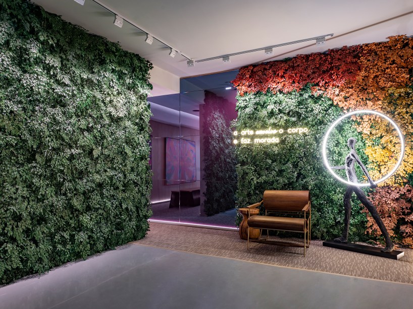 Geovani Capelina - Galeria Cores da Alma. O living foi idealizado com o intuito de apresentar aos visitantes o trabalho da artista Rosana Kossatz e também oferecer uma experiência sensorial. A composição de cores, materiais e texturas cria um ambiente aconchegante - longe do paradigma frio de galerias de arte contemporânea -, junto à tecnologia. As obras da artista são exibidas de forma leve e equilibrada. Um paludário de plantas vivas apresenta a natureza em sua plenitude e exuberância.