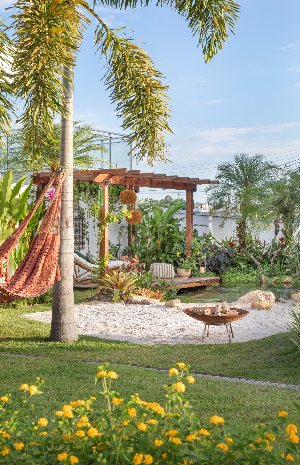 Projeto de paisagismo assinado por ANA VERAS com lago projetado por BERNARDO VIEIRA foto 14 Jardim de 900 m² tem lago com peixes, praia de areia branca e pomar. Projeto de Ana Veras e Bernardo Vieira. Na foto, gazebo com pergolado e prainha com areia.