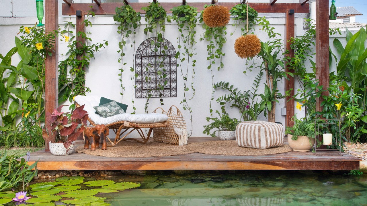Jardim de 900 m² tem lago com peixes, praia de areia branca e pomar. Projeto de Ana Veras e Bernardo Vieira. Na foto, pergolado com lago, plantas suspensas e gazebo.