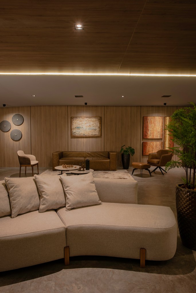 mapogos-design-lounge-oasis-casacor-parana-2023-credito-duas-fotografia Mapogos Design - Lounge Oasis. Projeto da CASACOR Paraná 2023. Na foto, sala com parede de madeira, sofa de couro e quadros.