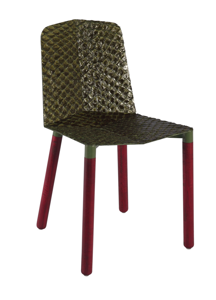 842 Cadeira Enxada Cadeira Enxada (versão especial couro de Pirarucu) – design de Pedro Monteiro Luna (MOLU por Pedro Luna para MOLU Design, a cadeira, e Empório Beraldin, o revestimento) - São Paulo, SP, Brasil