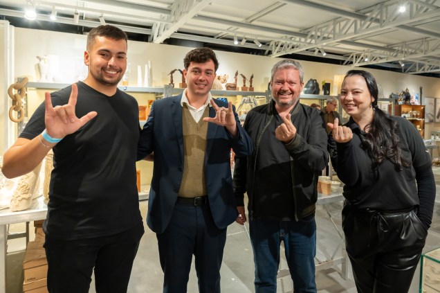 Eliel Schwarz, Felipe Vieira, Paullo Vieira e Viviane Zanovello traduzem o espaço em libras. Eliel Schwarz, Felipe Vieira, Paullo Vieira e Viviane Zanovello traduzem o espaço em libras.