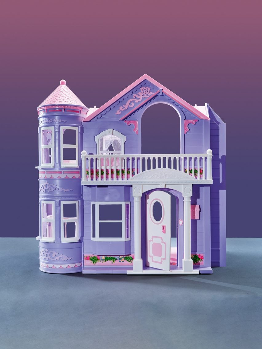 barbie-dreamhouse-book-pin-up-mattel_dezeen_2364_col_4-852×1136 2000 – O Castelo da Barbie
