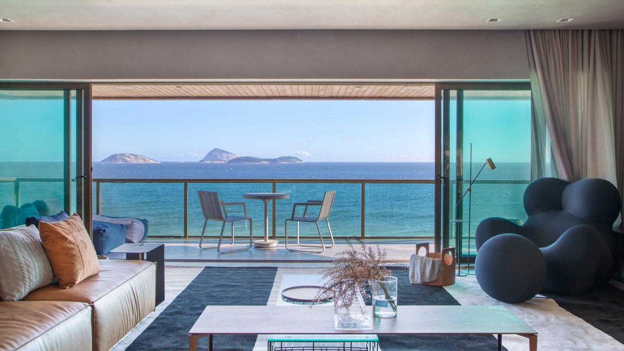 Décor masculino e repleto de design assinado marcam este apê de 350 m². Projeto Gabriela Eloy. Na foto, varanda com vista para o mar.