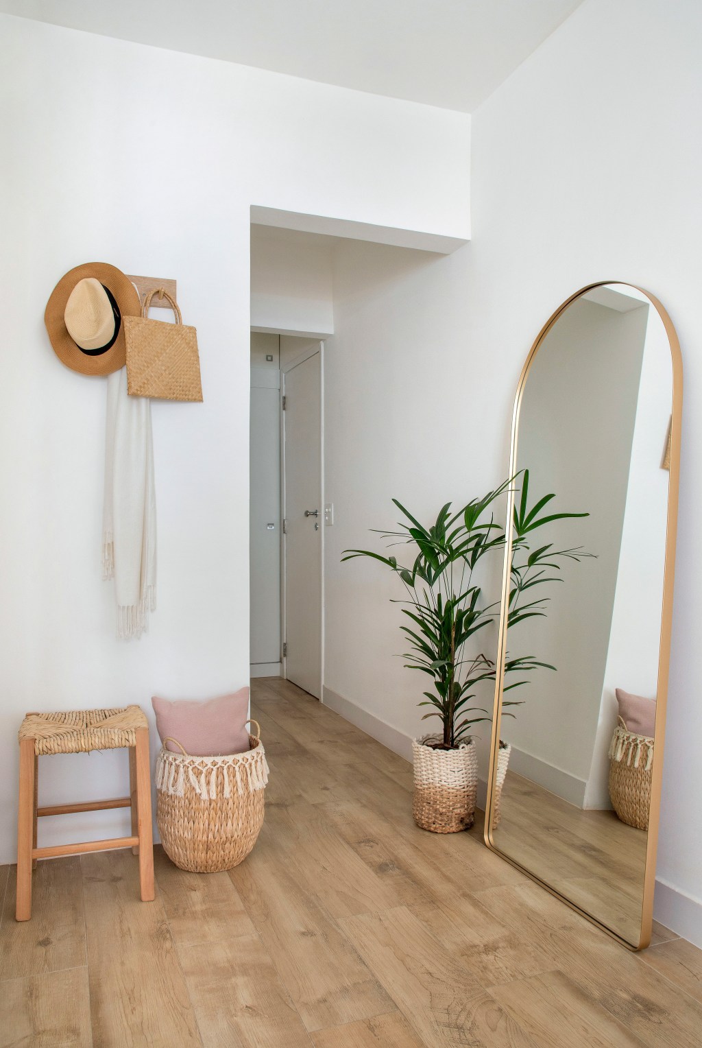 duplex-210-m2-decor-cor-branca-estilo-classico-boho-amanda-miranda-credito-anita-soares (5) Duplex de 210 m² ganha décor na cor branca no estilo clássico e boho. Projeto de Amanda Miranda. Na foto, quarto com espelho apoiado, cabideiro e vaso.