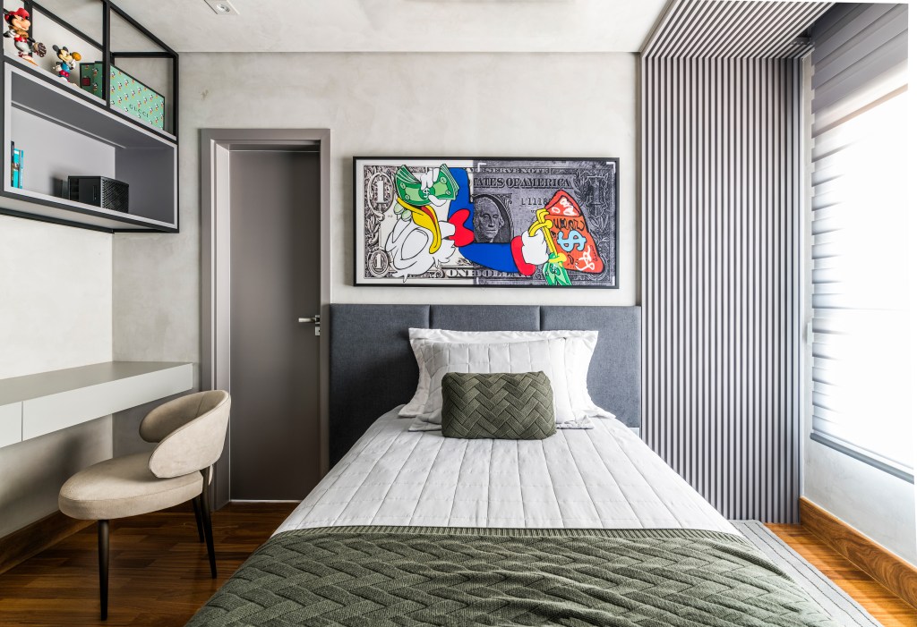 erica-salguero-projeto-predio-residencial-mais-alto-sao-paulo-credito-renato-navarro (26) Érica Salguero assina projeto no prédio residencial mais alto de São Paulo. Na foto. quarto com décor cinza e parede ripada.