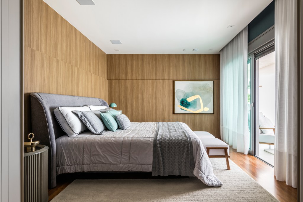 erica-salguero-projeto-predio-residencial-mais-alto-sao-paulo-credito-renato-navarro (31) Érica Salguero assina projeto no prédio residencial mais alto de São Paulo. Na foto. quarto de casal com parede de madeira.