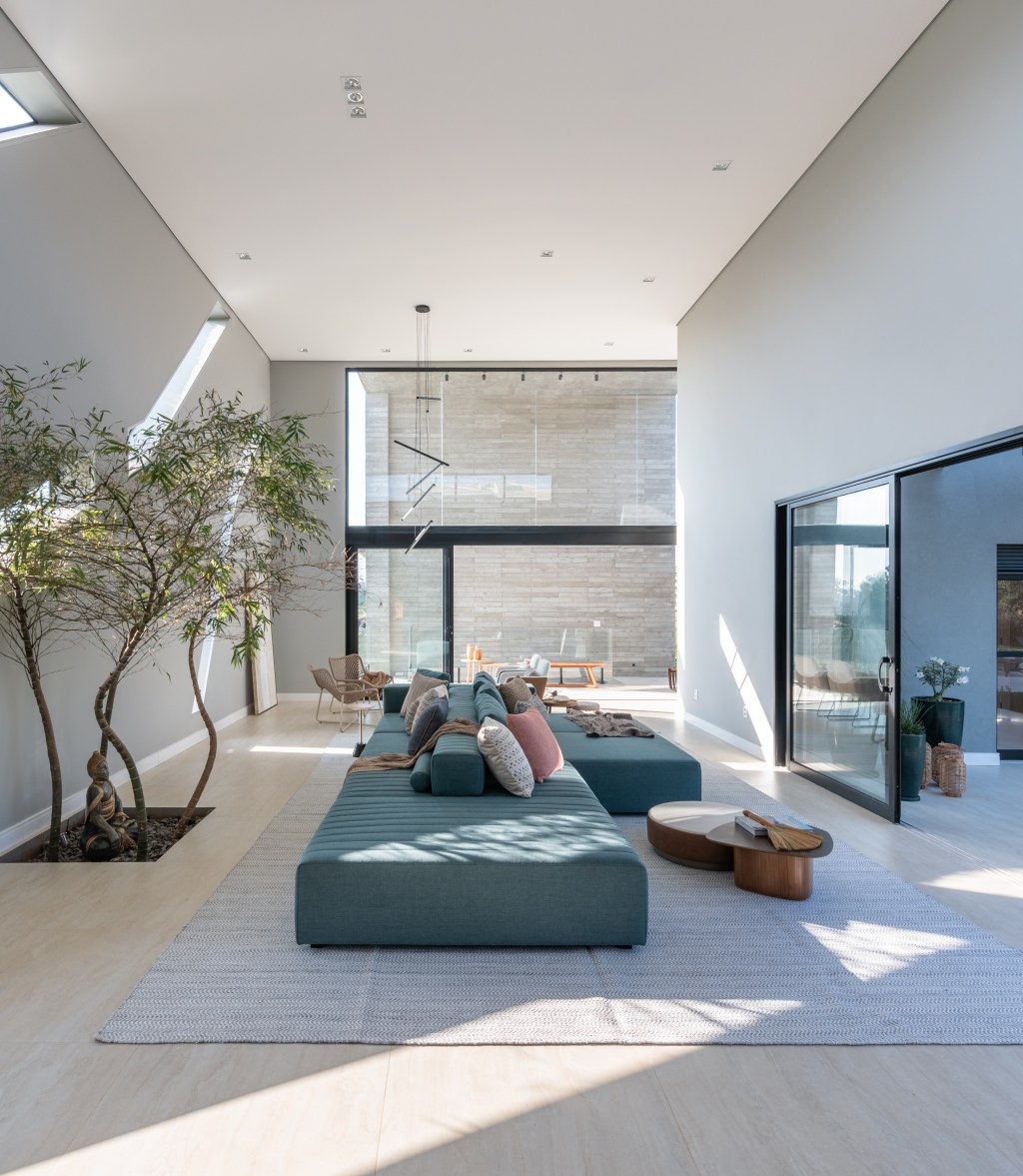 high_Terras_C2ha_AnaHelenaLima-20 Jogo de luz e sombra na fachada principal é destaque em projeto assinado pelo Atelier C2HA, em Itu, interior de São Paulo